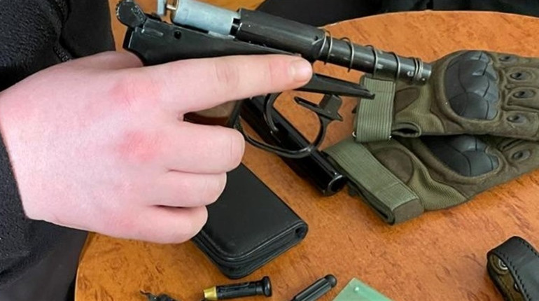 У Трускавці поліціянтка вилучила у десятикласника пневматичний пістолет