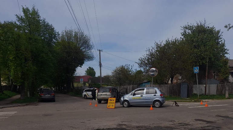 У Глухові сталася ДТП за участі навчального авто та легковика