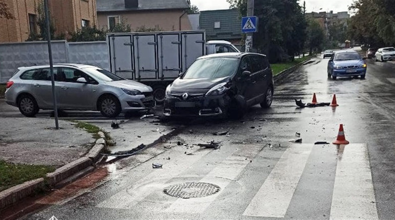 Потрійна ДТП у Чернігові: без постраждалих, але із розбитими автівками