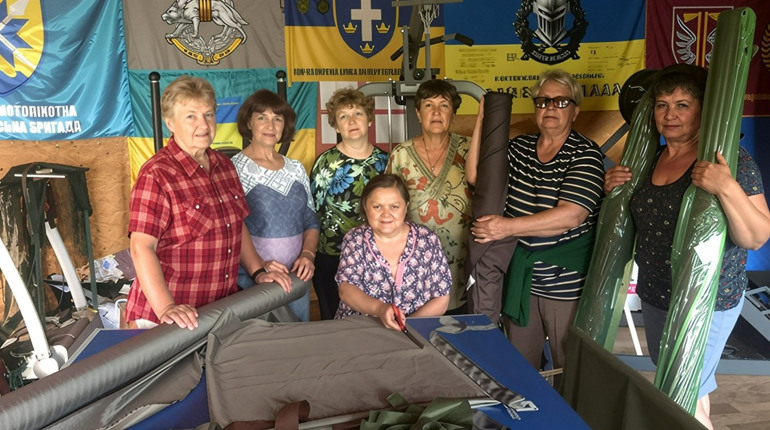 Невидимий фронт жіночих рук: як волонтерки з Цибулевого плетуть сітки для військових