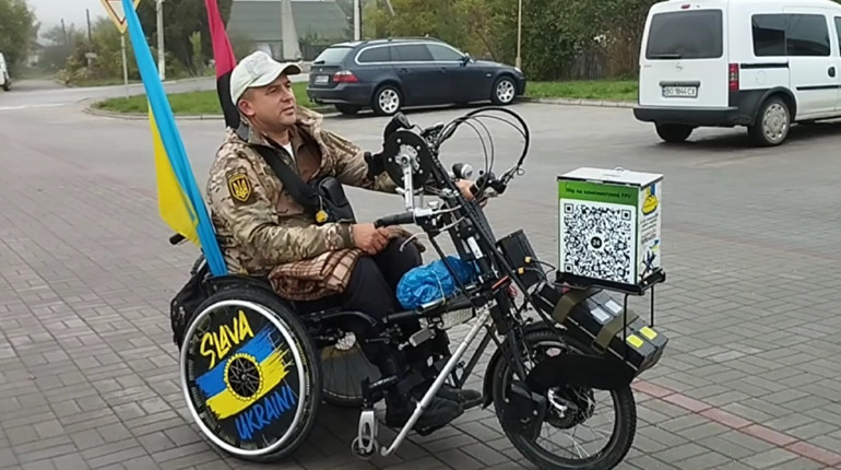 1200 кілометрів надії: у Сатанів приїжджав незламний волонтер Сергій Цитриков
