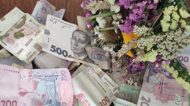 Краса врятує світ: кривинці продають квіткові композиції на підтримку ЗСУ