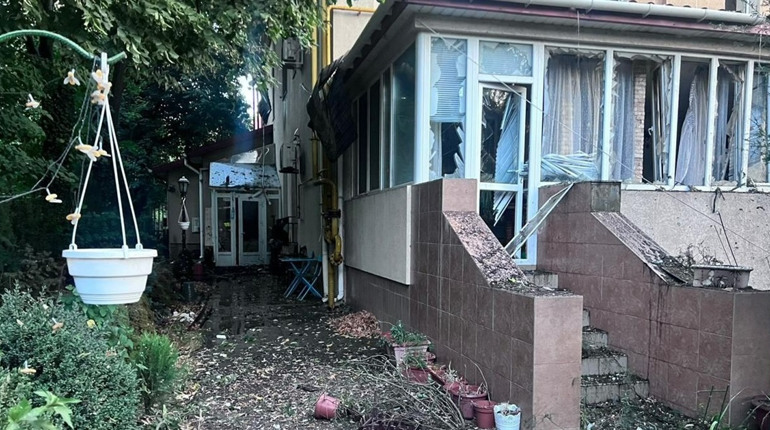 На Херсонщині через ворожі обстріли пошкоджені житлові будинки та приватні автівки, є поранені