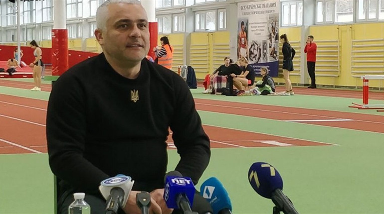 Голова Одеської ОВВ Кіпер у спортзалі розповів, що громадам не варто купувати подарунки дітям