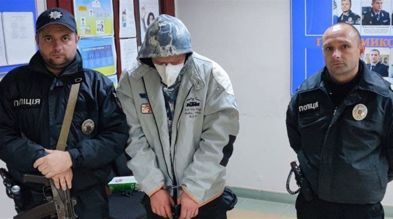 Цигарки, сік та 4000 грн намагався поцупити "нічний покупець" в южноукраїнському "Везунчику"