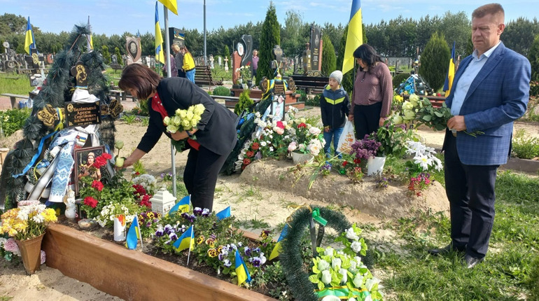 Пам’ятаємо, шануємо, вклоняємося... У Нетішині вшанували Героїв, які віддали життя за Україну