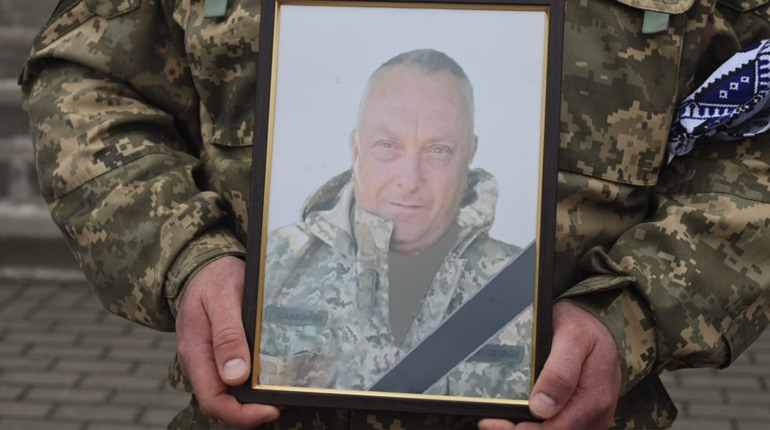 Чергова втрата на війні: в останню путь у Смілі провели воїна та захисника Ігоря Савицького