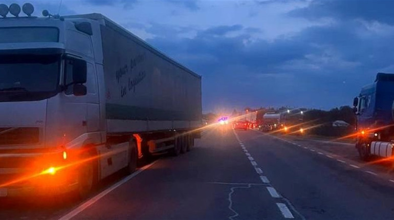 45-річного велосипедиста збили поблизу Радехова одразу дві вантажівки. Від травм чоловік помер
