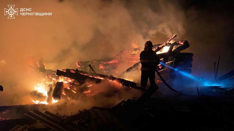 Ворог атакував Менщину, Семенівку та Холминську громаду: пошкоджені будівлі, авто та підприємства