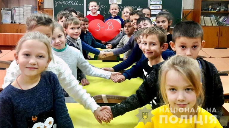 Вчимось разом із херсонськими школярами робити «поліцейські» валентинки. Тримайте кілька лайфхаків