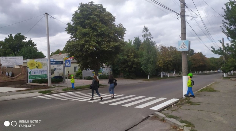 У Первомайську на дорогах: новенька розмітка та «лежачий поліцейський» на Одеській