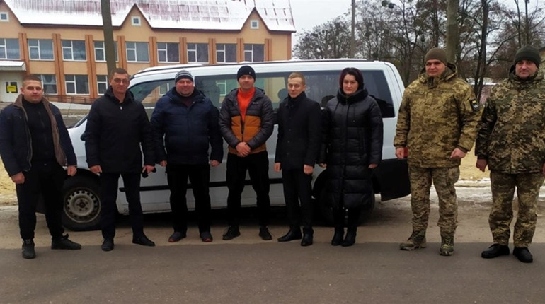 Бюджетники і підприємці з Локницької тергромади купили авто для ЗСУ. Воно не перше з лютого