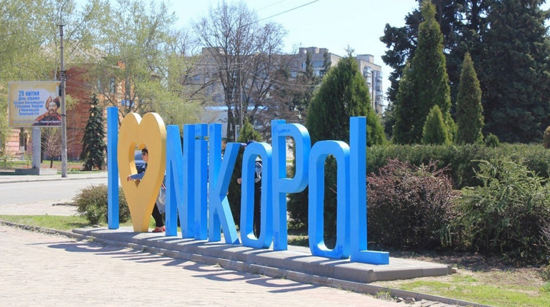 Чи багато нікопольців виїхало з міста і як повернути додому українців: думки мешканців міста
