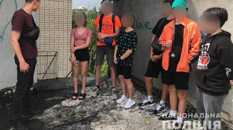 Чи безпечно відпочивають підлітки в Херсоні: поліція перевіряла навіть на даху покинутого готелю