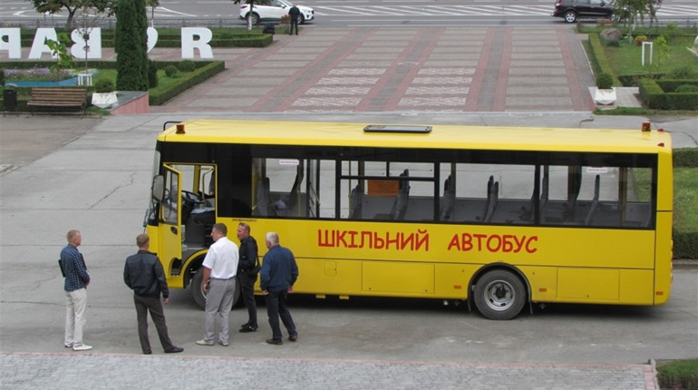 Учнів Вараської ОТГ підвозитимуть у Вараш новенькими автобусами