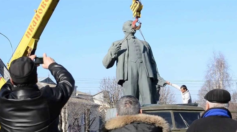 Повернути пам’ятник Леніну, - до міського голови Миколи Мельничука надійшло абсурдне звернення