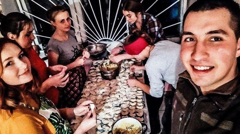 Півтори тисячі вареників для захисників кременецькі активісти наліпили за вечір