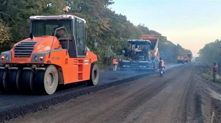 Триває ремонт дороги за маршрутом: Корець-Славута-Антоніни