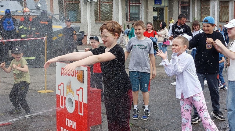 Сирени, піна і спецтехніка: рятувальники провели захопливу акцію для дітей у День міста