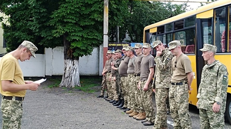 Дванадцятеро резервістів з Кіцманщини вдосконалюють військові навики на полігоні Прибан