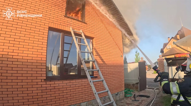 У пожежі в Сарнах постраждала дитина: що відомо