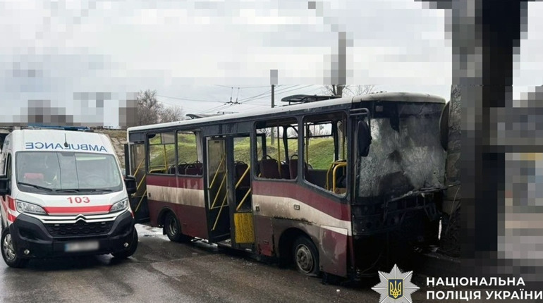 Російські терористи атакували з РСЗВ маршрутку у Херсоні: водій загинув, пасажири — поранені (ФОТО)