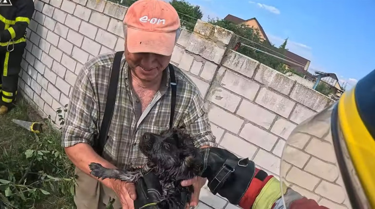 У Сарнах з дна колодязя дістали песика