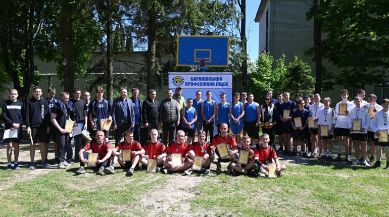 Волейбольні баталії та екскурсії професіями у Баранівському професійному ліцеї