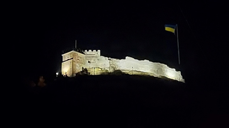 Як освітлюється нічна Замкова гора Бона у Кременці: фото у соцмержах