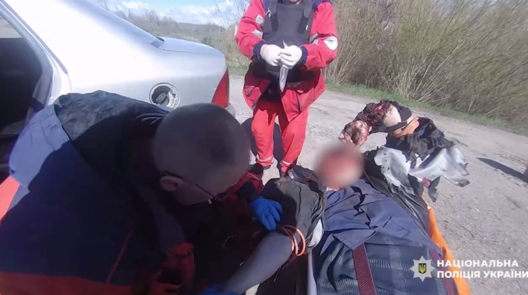 На Шосткинщині дільничний та посадовець евакуювали тяжкопораненого лісівника