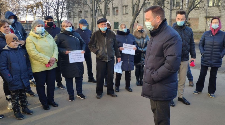 Фастівчани мітингували під хлібоприймальним підприємством: їх підтримав народний депутат