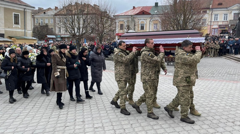 На Тернопільщині в останню путь провели Героя України, який ціною власного життя зупинив ворога