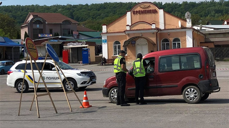 У Кременці встановили поліцейські пости через зростання кількості хворих на COVID-19  