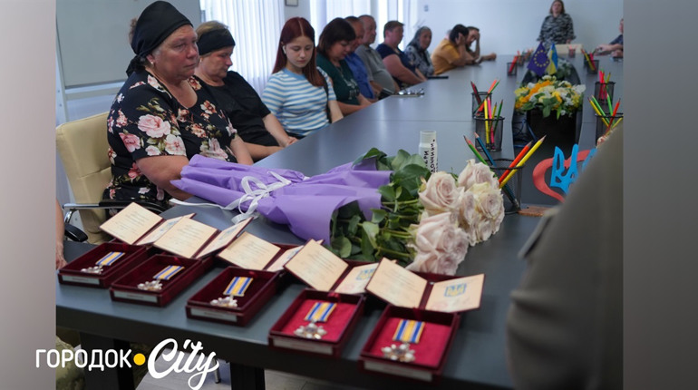 Герої з Городоччини. П’ять родин загиблих воїнів отримали державні посмертні нагороди своїх близьких