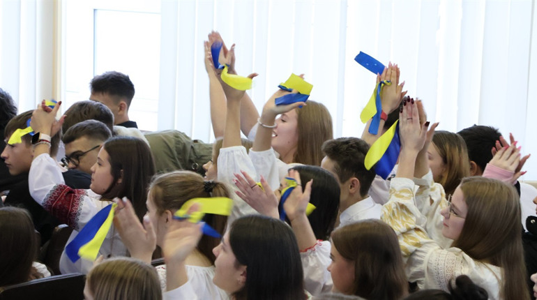 Співали патріотичних пісень та вітали одне одного. Як у Первомайському коледжі пройшов День студента