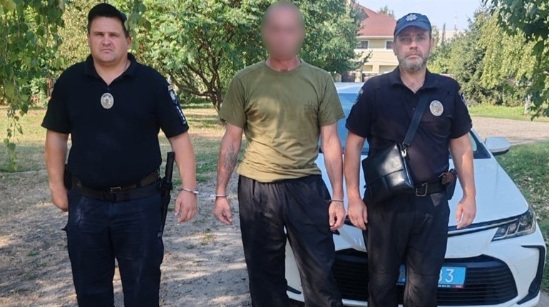 Вихопив з рук телефон і втік: у Тростянці чоловік вкрав телефон у знайомого після сварки за столом