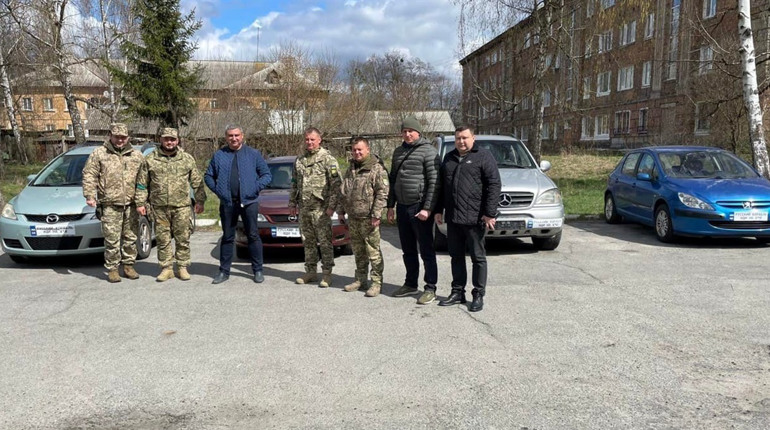 Автівки для тридцятки: в Новограді волонтери допомагають нашим бійцям