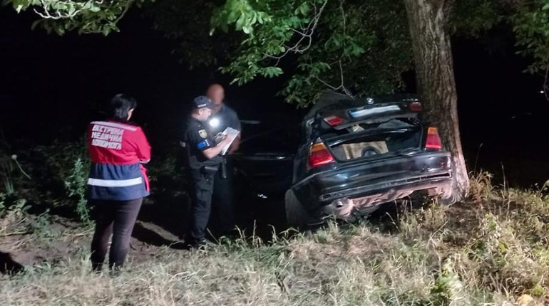 У ніч з 22 на 23 липня в селі Ставчани авто врізалося в дерево, пасажир загинув