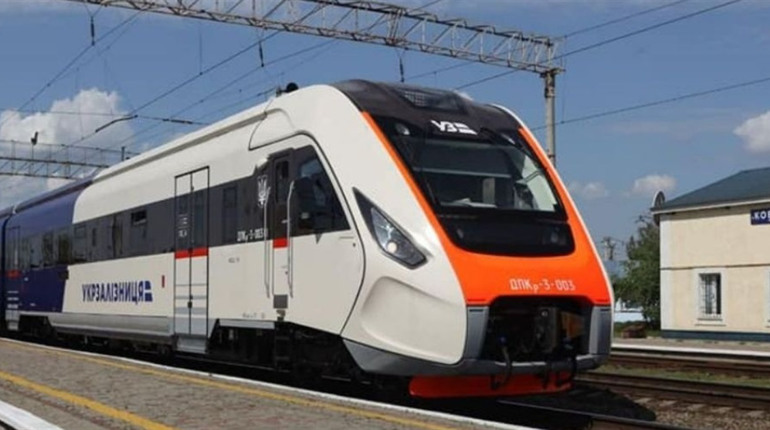 Почав курсувати новий потяг до Польщі, який зупиняється у Шепетівці: графік та маршрут