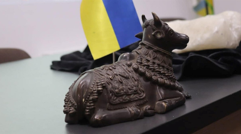 Прапор від Залужного та корова від Дмитра Комарова: в Умані діти провели аукціон на підтримку ЗСУ