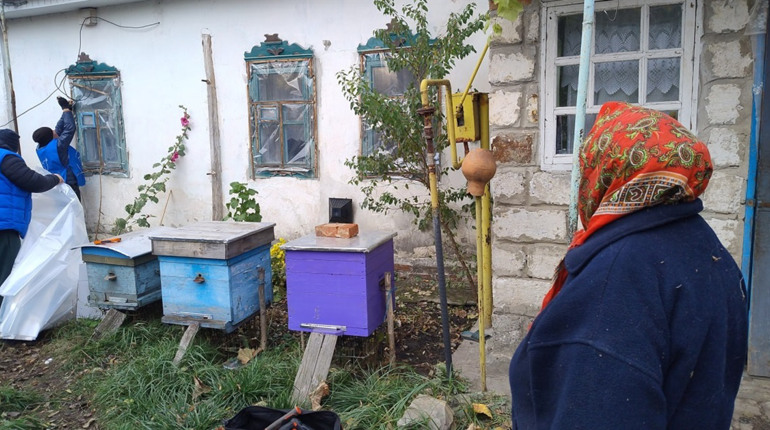 Волонтери передали 78 жителям села в Березівській громаді набори для утеплення житла