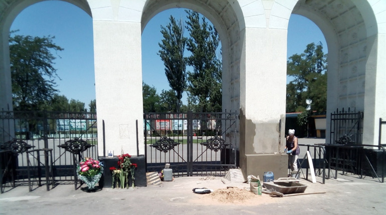 Відновили арку стадіону, пошкоджену самогубцем