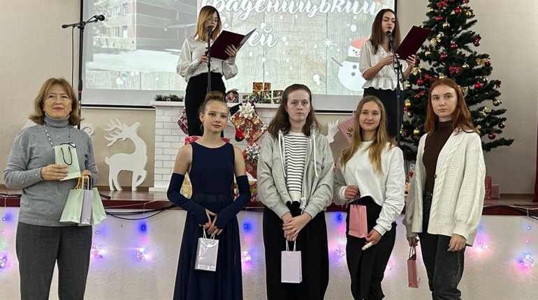 Традиція: 179 учнів-відмінників Біляївської громади нагородили сувенірними ручками та солодощами