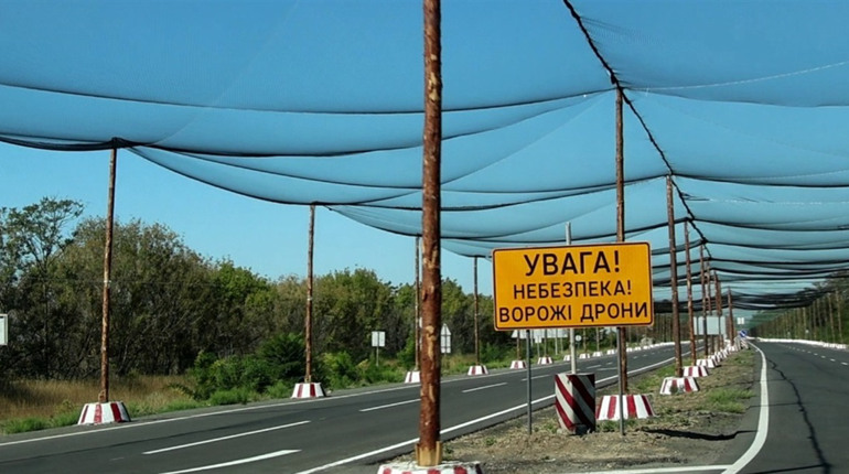 На дорогах Сумщині збудували 160 кілометрів антидронових укриттів