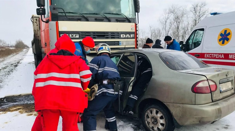 Зимові умові вимагають ретельно дбати про безпеку на автошляхах