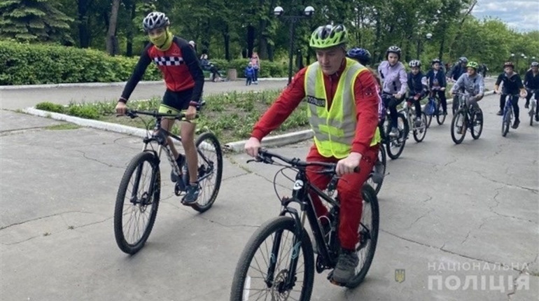 Всі на старт! У Добропіллі поліцейські разом із містянами виїхали на велоквест