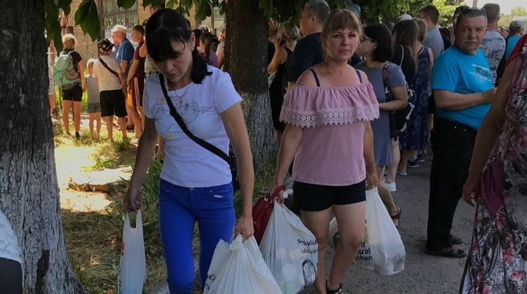 Волонтери "Січ Сміла" залучились підтримкою шеф-кухаря Хосе Андерса та роздали допомогу переселенцям
