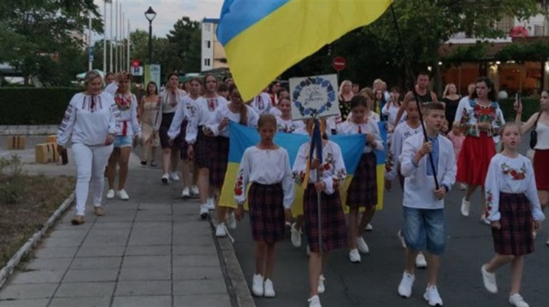 У Болгарії колона українських дітей гучно співала Гімн України. Там були і городоччани