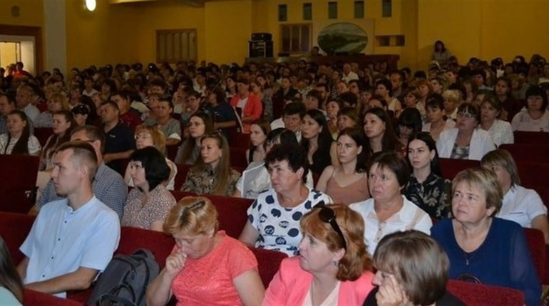Гайдай попередив вчителів-колаборантів про відповідальність за "російські стандарти". Кого покарають