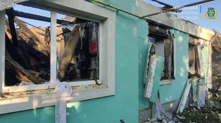 На Херсонщині ворог атакував житлові будинки, магазини, маршрутки та приватні автівки